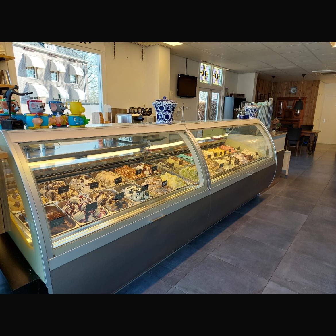De vitrine en het interieur van Bas IJs & Zo