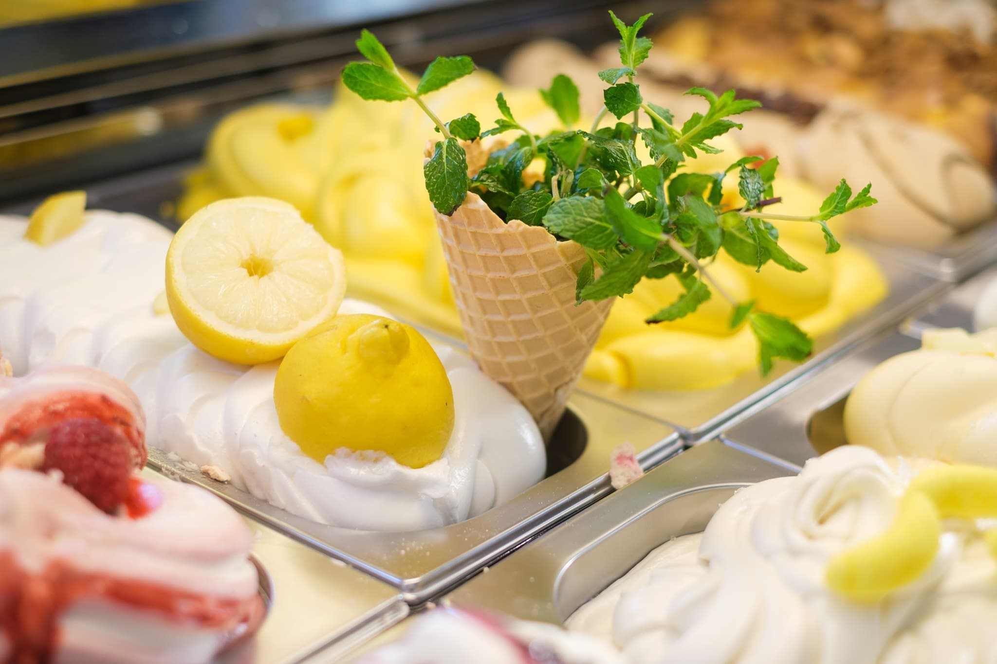 Frisse citroenijs-presentatie in de vitrine